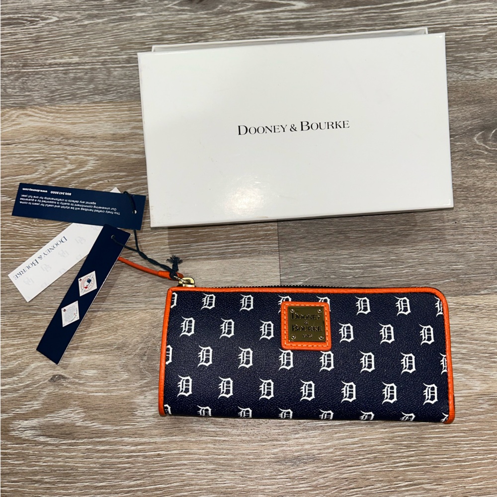 Rare Dooney & Bourke MLB Detroit Tigers Continental Clutch NWT